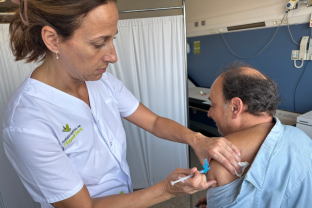 Un professional de la FHES vacunant-se de la covid