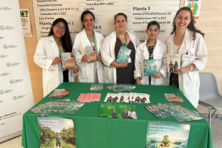 Las voluntarias del Hospital en la mesa informativa
