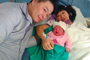 La Xi Chen amb els seus pares poc després de néixer