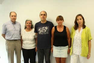 Vicenç Perelló y Sònia Bellavista, jefa de Atención al Usuario y Trabajo Social, con los miembros de la FAVGRAM