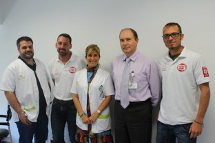 ​La Direccio de l'Hospital amb els voluntaris de l'ONG durant la trobada que va oficialitzar la donació