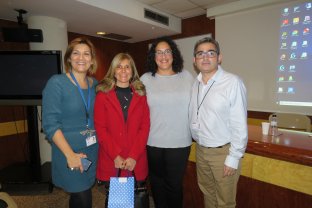 El encuentro ha sido organizada por las direcciones de Enfermería de las dos organizaciones. De izquierda a derecha: Sandra Arco (BSA), Àngels Fernández (FHES), Isabel Martínez (FHES) y Albert Monterde (BSA). Foto: BSA.