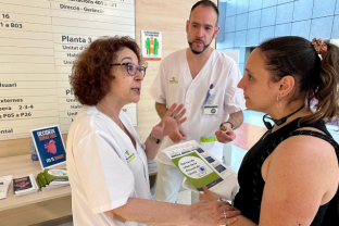Profesionales de la FHES informando a pacientes sobre cómo hacerse donante