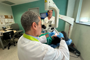 El Dr. Diez visitando a un paciente en Consultas Externas con el nuevo equipamiento