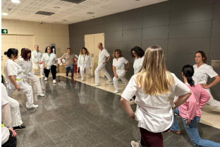 Profesionales de la FHES realizando la sesión de estiramientos dirigida por Sara Ríos, una de las fisioterapeutas del Hospital.