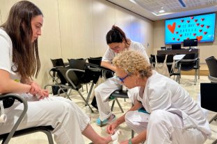 Profesionales de la FHES en el taller de vendajes