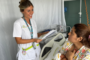 Una de les llevadores de l'Hospital explicant a la pacient la importància de la lactància materna