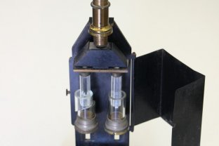 Colorímetro incluido en la exposición, utilizado antes de la Guerra Civil para medir los componentes de una radiación luminosa y, de esta manera, la concentración de una solución.