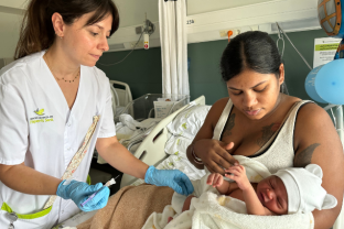 Una profesional de la FHES vacunando al primer recién nacido de esta campaña de vacunación contra las bronquiolitis