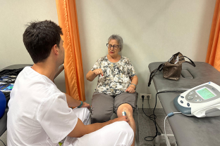 Un fisioterapeuta de la FHES con una paciente