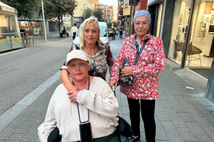 Una voluntaria con un paciente y un familiar