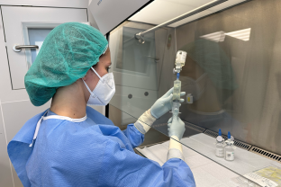 Una professional del Servei de Farmàcia de la FHES preparant una medicació