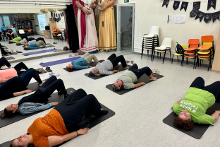 La Dra. Lleberia ensenyant a les assistents a fer exercicis de sòl pelvià