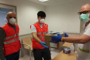 Los voluntarios de Cruz Roja acercan los medicamentos a los pacientes de riesgo del COVID-19.