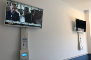 Las habitaciones disponen de canales gratuitos de televisión donde también se emiten consejos de salud e información sobre seguridad del paciente.
