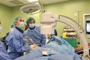 El servicio de urología de la FHES realizando la nueva operación