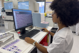 Una tècnica de laboratori de la FHES