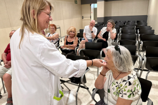 La Dra. Rosada realitzant l'activitat de reactivar la memòria a través de l'olor