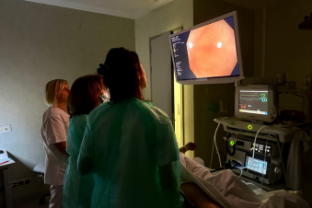 Profesionales del Hospital realizando una colonoscopia con la nueva torre