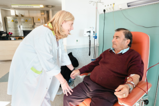 Una enfermera de la FHES con un paciente en el Hospital de Dia