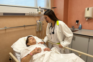 La Dra. Guevara amb una pacient