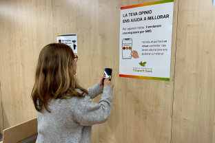 Una paciente respondiendo una encuesta de satisfacción recibida por SMS