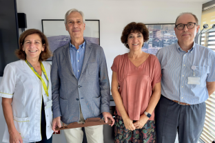 La dirección de la FHES hizo entrega de un obsequio al Dr. Carlos Rodrigo, que recibió acompañado de la Dra. Maria Méndez, que lo releva en el cargo.