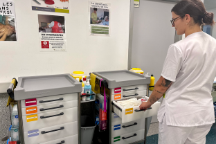 Los carros de curas en el área de Hospitalización