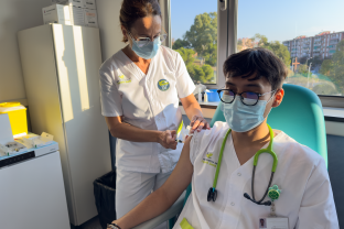 Un professional de la FHES vacunant-se