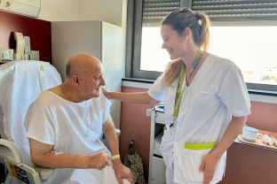 Una enfermera con un pacient