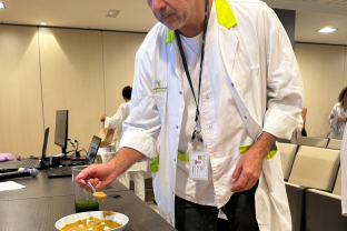 Un profesional de la FHES probando los platos adaptados para pacientes con disfagia