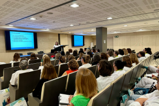 La Dra. Míriam Sánchez exposant durant la jornada