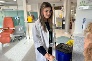 Una voluntària de l'ACC a Hospital de Dia