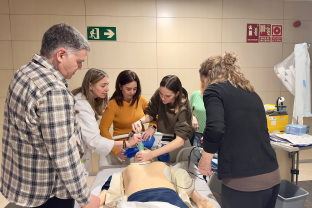 Profesionales de Urgencias durante la parte práctica de la formación