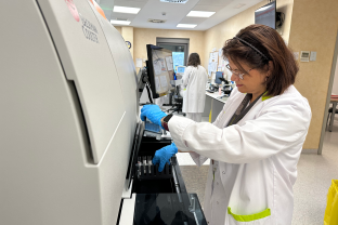 Una de les tècniques de laboratori de la FHES al nou espai de bioquímica