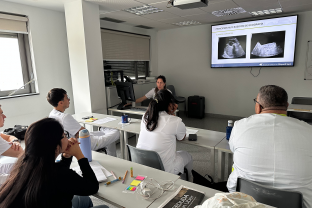 La Dra. Becerra va explicar l'ús de l'ultrasonografia a peu de llit