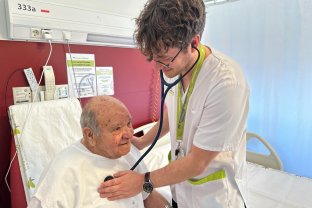 El Dr. Colomé con un paciente
