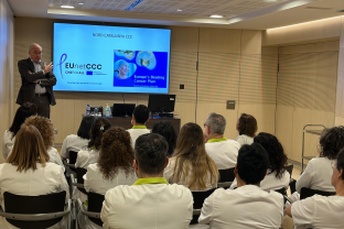 El Dr. Ricard Mesía, jefe del Servicio de Oncología Médica del ICO Badalona, dirigiendo la reunión en el Hospital